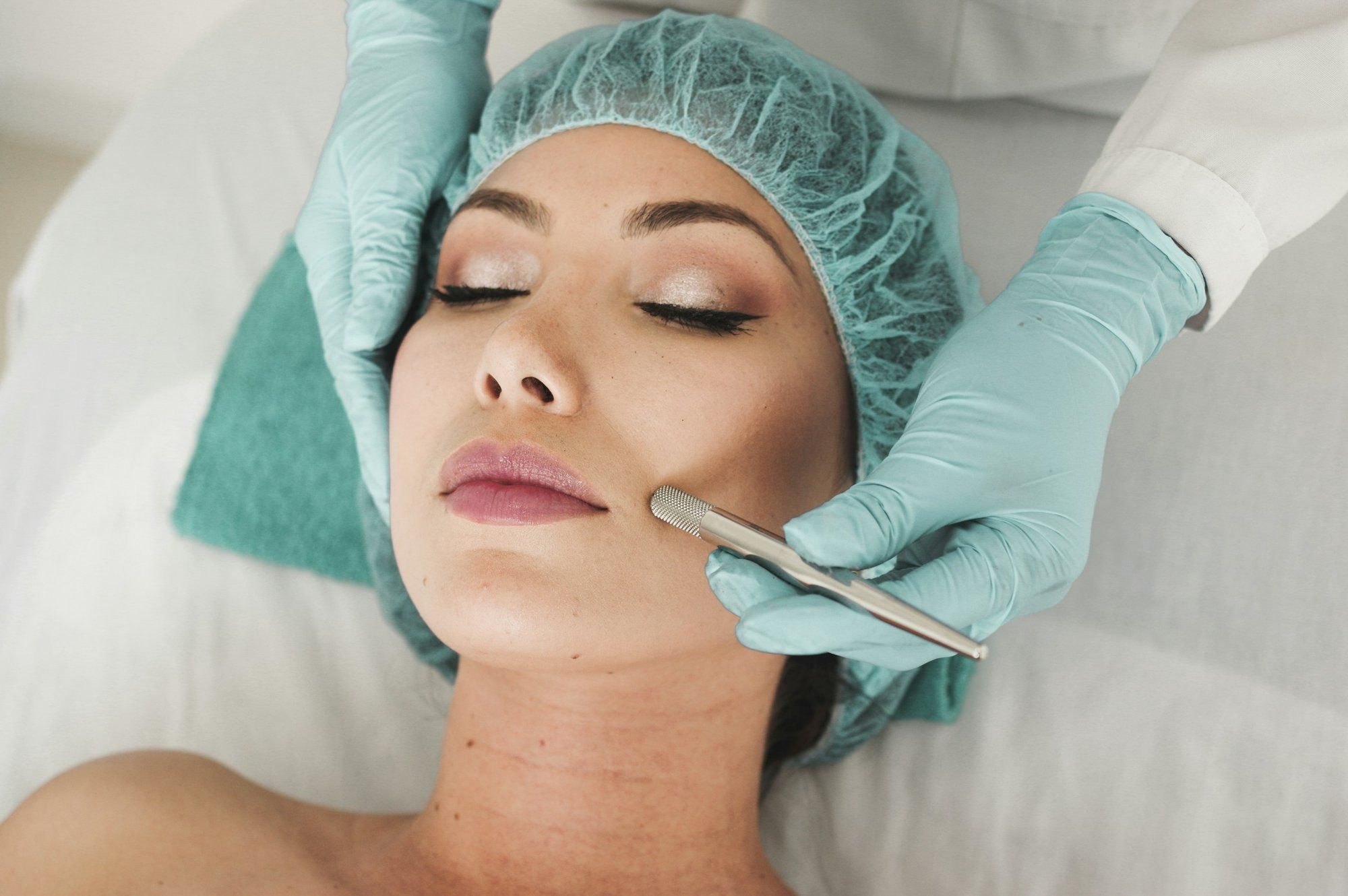 Ana aplicando un tratamiento facial con aparatología en cabina