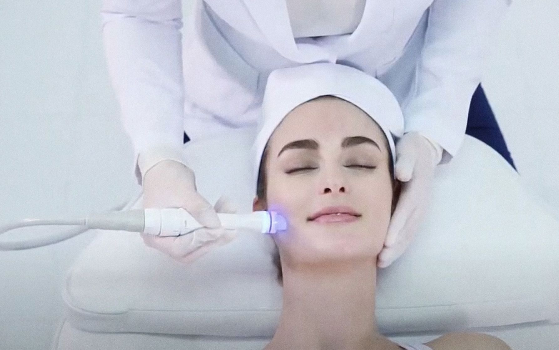 Limpieza facial con aparato para tratar el acné