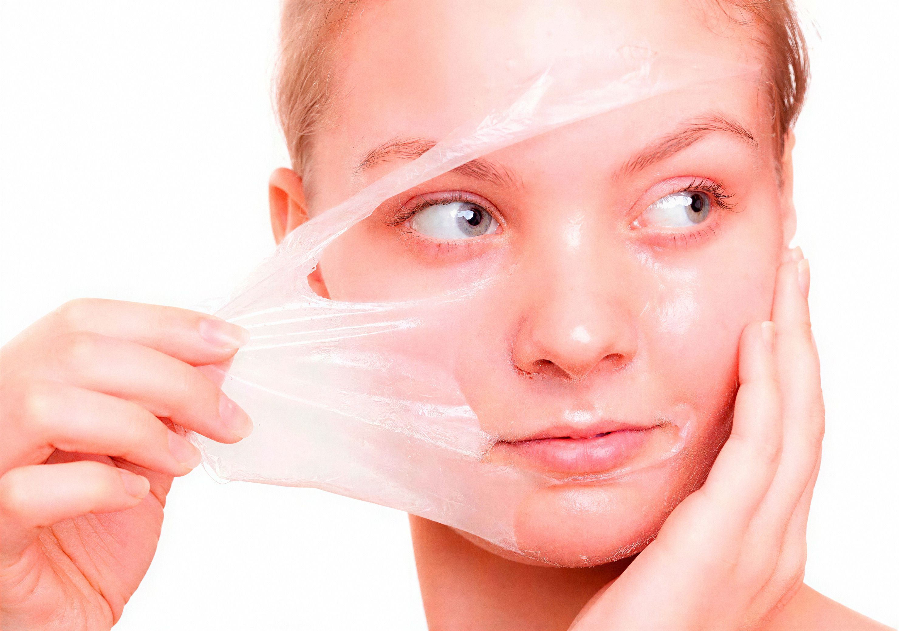 Mujer retirando una mascarilla facial